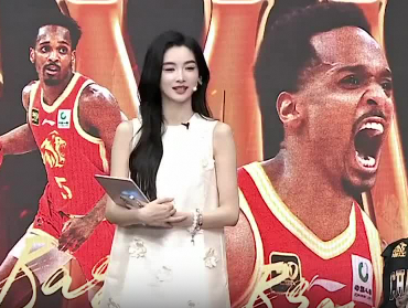 女主播欲学郭艾伦球技，郭艾伦直言：你学不了