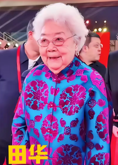 98岁的田华现身百花迎春录制现场，由于年龄太大了，腿脚不灵便，所以需要人搀扶，因