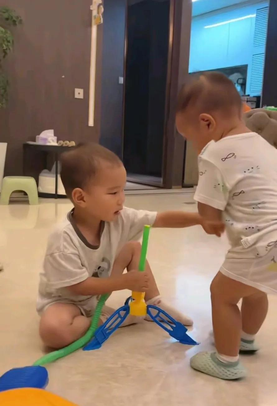 兜兜欺负嘟嘟，都是坑拍出来了。但是兜兜却一脸懵，手里拿着玩具一脸懵的样子:哥哥这
