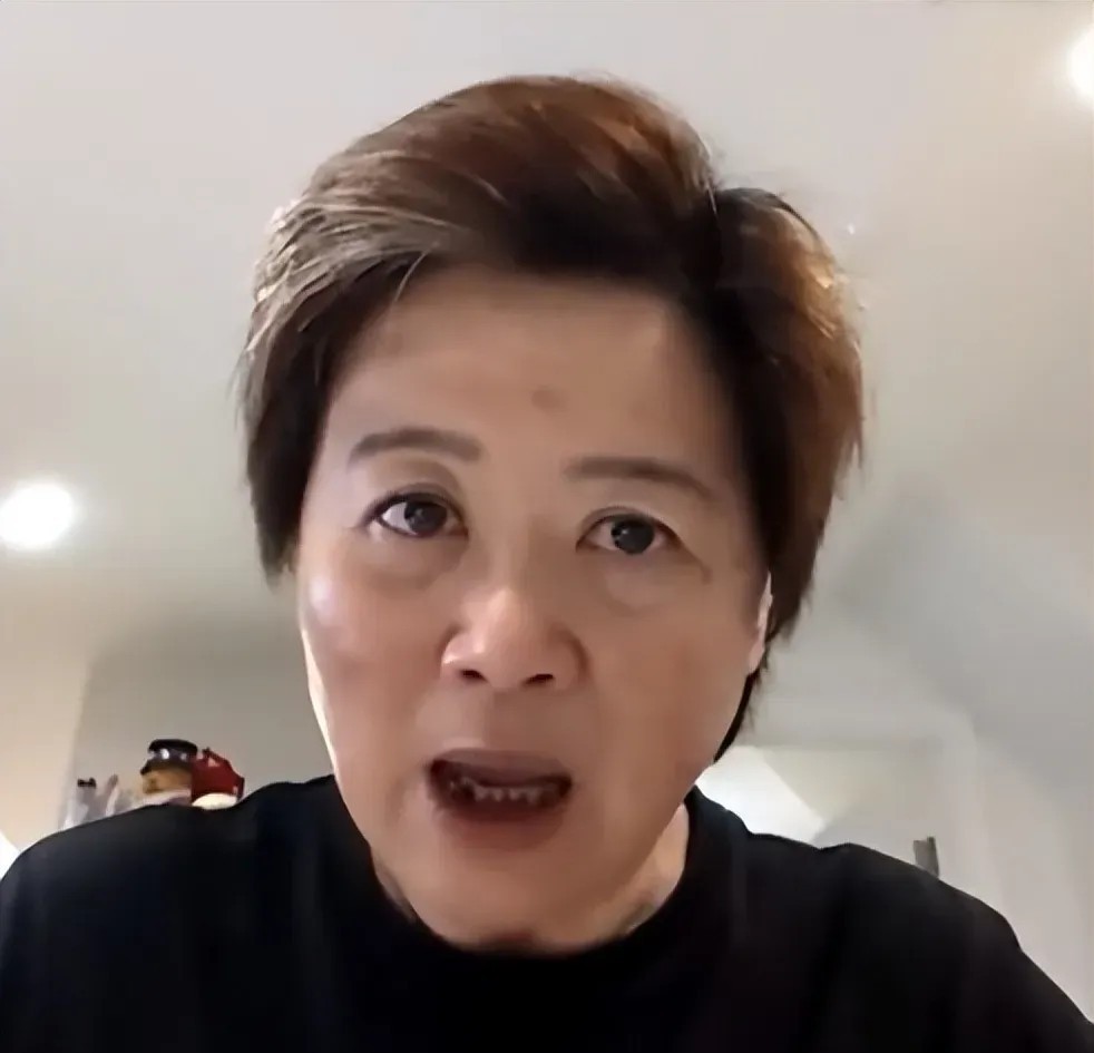 TVB“御用师奶”黄凤琼转行做月嫂这事挺让人意外的。58岁的她曾参演过《九品芝麻