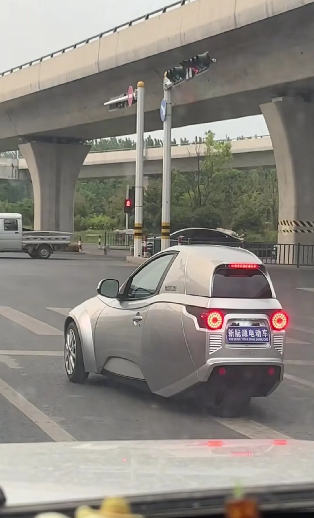 这是什么车？新能源电动车？