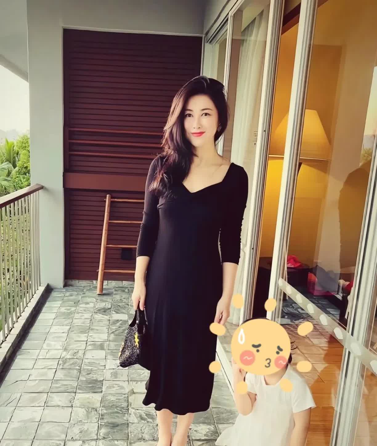 朱珠女人味真足，熟女的天花板，凸显身材的黑色紧身裙，配大波浪，再配细带凉鞋，微微