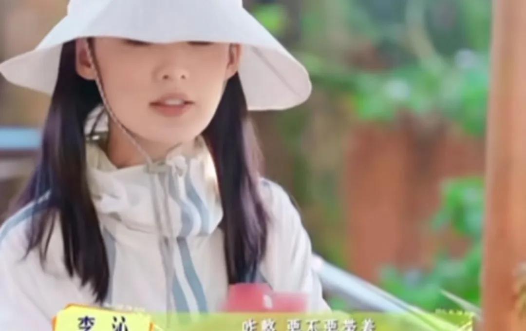 李沁为了不浪费这个辣椒面，也是拼了，一边吃一边安慰自己早上可以多吃
张晚意怎么跟
