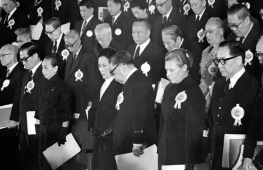 1997年，蒋纬国去世的消息轰动了全台湾，但是并不是因为他的死讯，而是因为他的遗