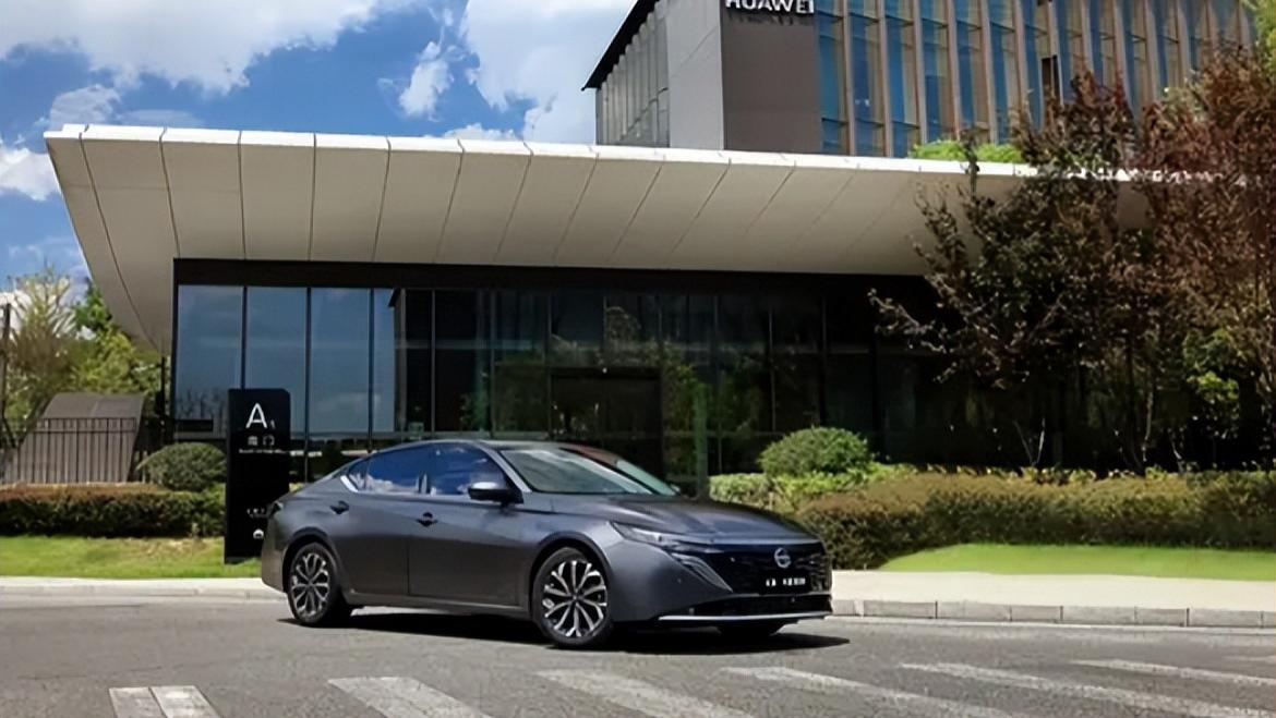 月销仅4397台！天籁PLUS换鸿蒙座舱，2.0T动力不变，售价才是关键