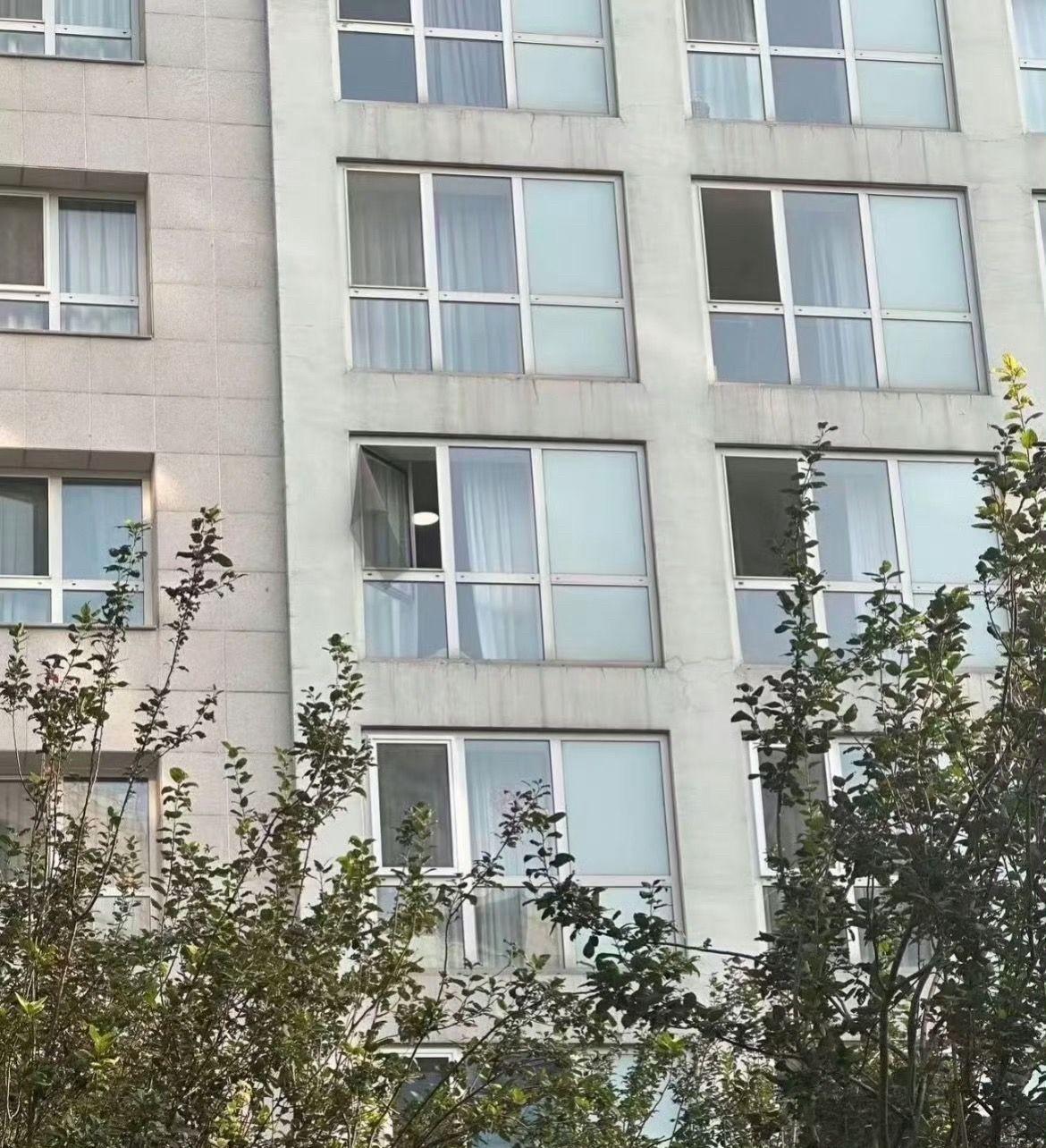 同一小区人发图片我忍了
邢菲发文我也忍了
但是于朦胧助理发文我实在是忍不了了，大