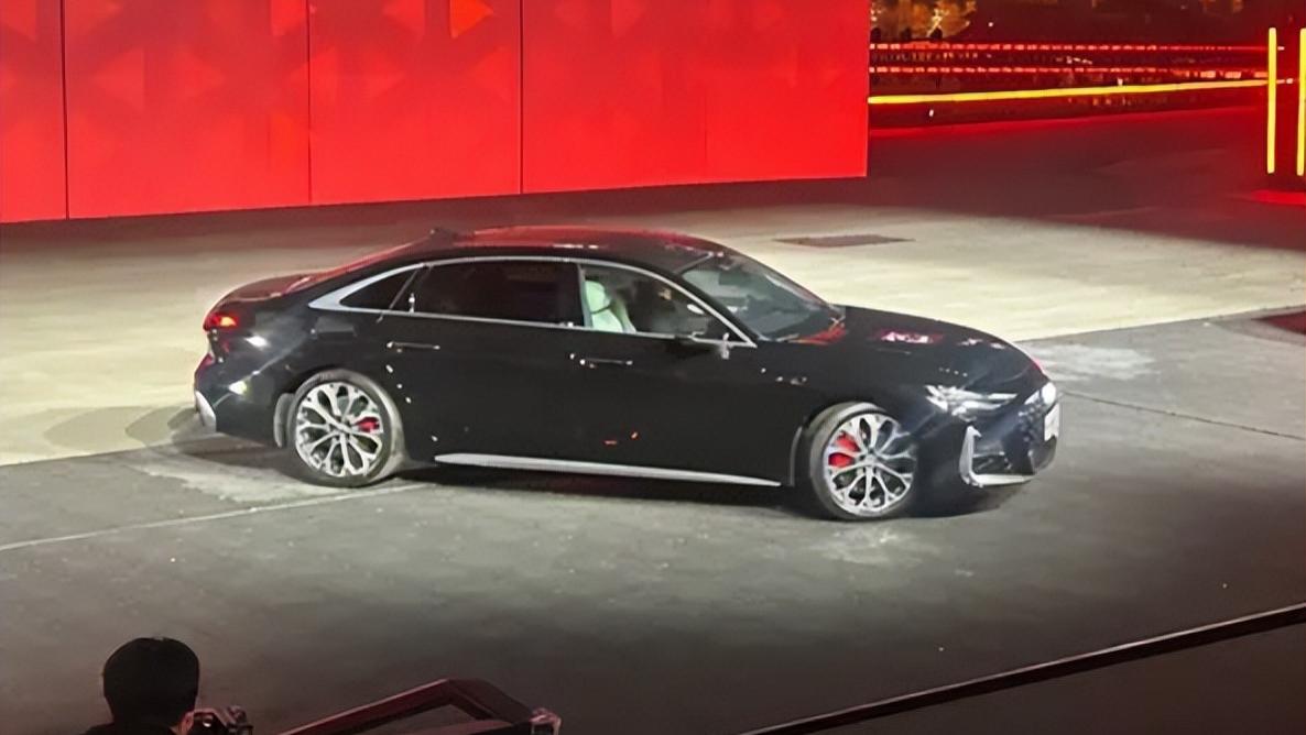 还是那个灯厂！全新A6L车长超5米1，提供双外观，3.0T爆发270千瓦