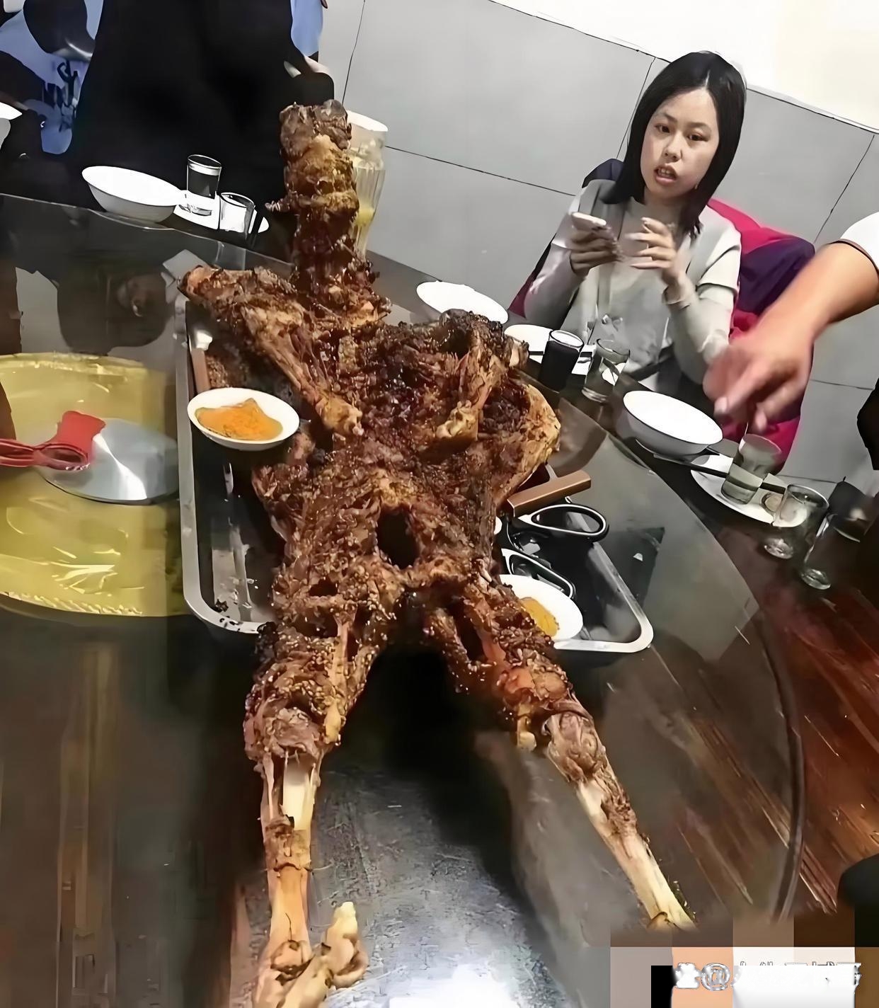 救命！点的烤全羊咋吃着怪怪的？这口感、这画面，看得人直犯恶心！不会是吃到不该吃的