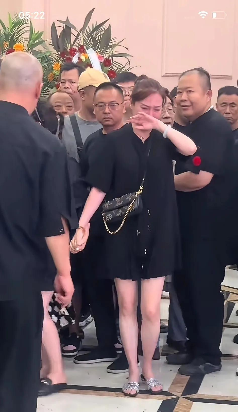 看了杨少华追悼会图片，感觉天津跟咱广东的葬礼礼仪差别也太大了吧？
一，女的露腿，
