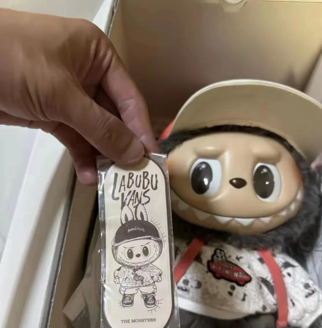 这个泡泡玛特小玩偶是我去年在网上打折后花了300多块钱买的，当时是送给儿子当生日