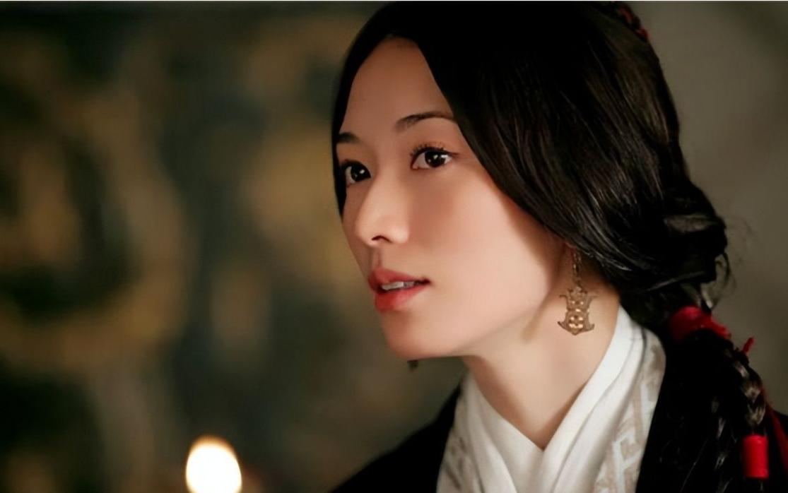 清朝初年，阳谷县朱生因为死了老婆，便去找媒婆寻一门亲事。快到媒婆家时，见其邻居家