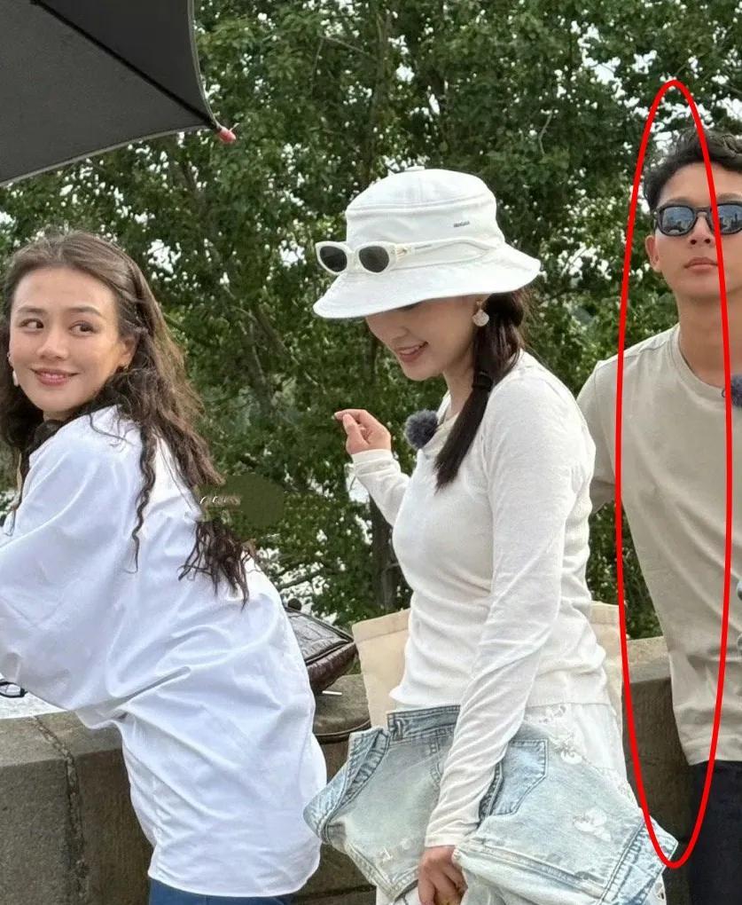 张晚意这小子不用妆容管理了，在《花少》可以放飞自我了，穿搭也好实在[笑哭][笑哭
