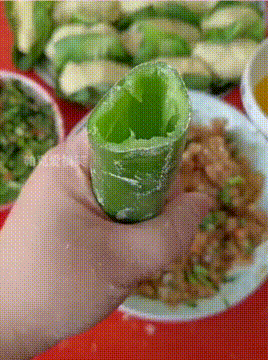 大妈不会包包子，借住辣椒这样操作，还有花边做装饰！