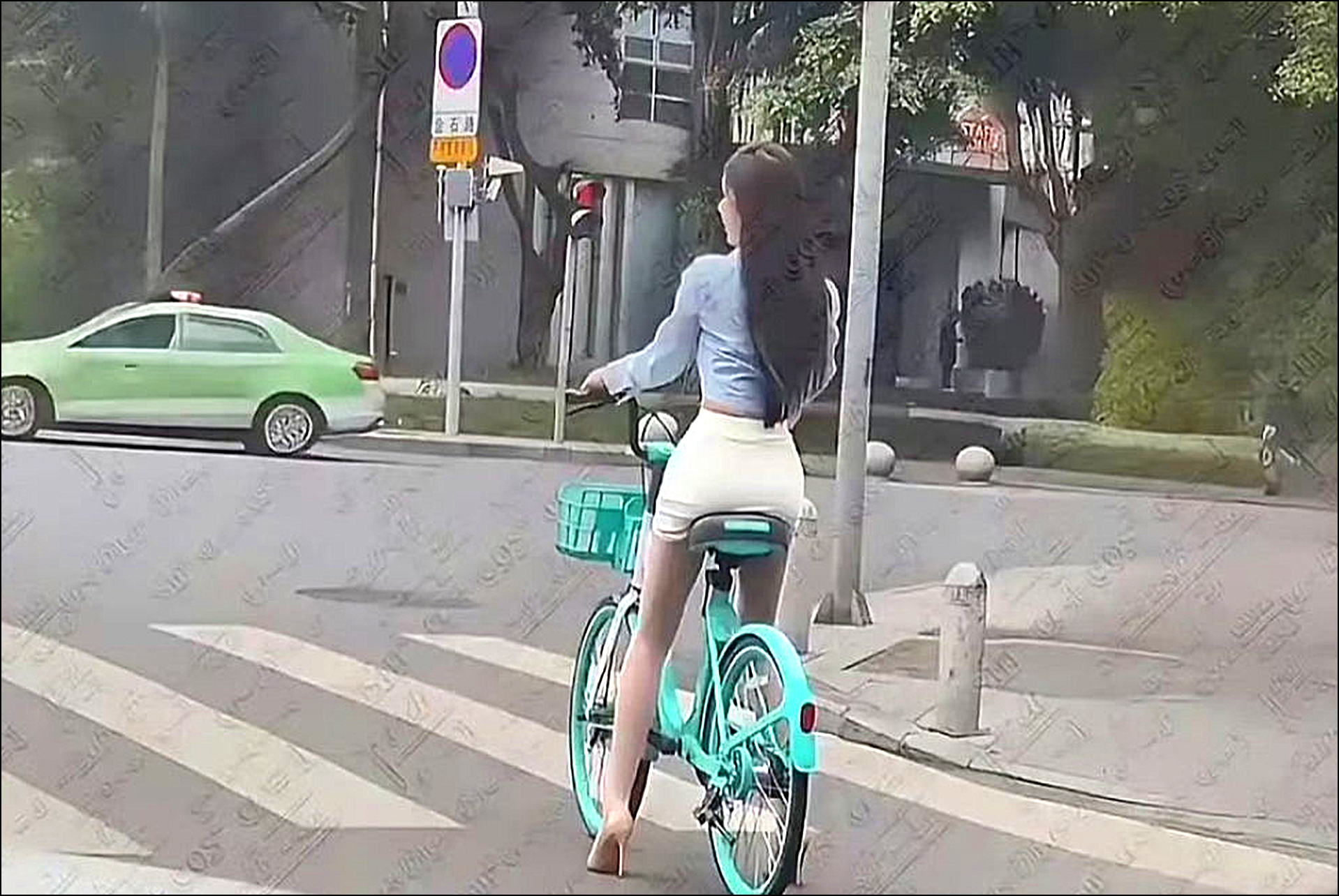 小姐姐这样骑车难不难受，肯定不舒服吧！