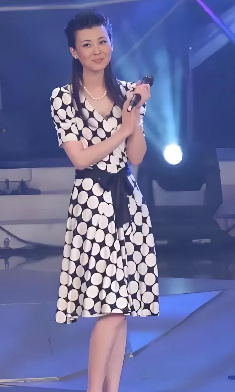 #你最喜欢的央视女主持是哪一位#我最喜欢的央视女主持人正是李红，你喜欢她吗？我觉