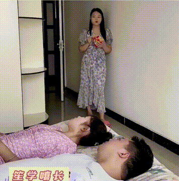 小两口想干坏事，小姨子赖在房间不走，丈夫只好出此下策！