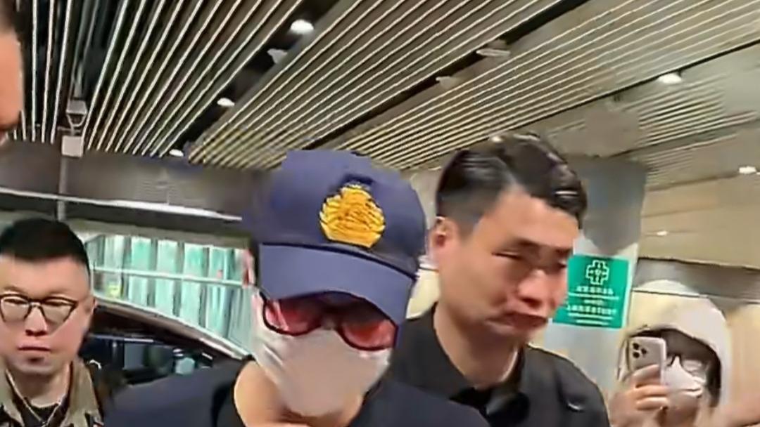 吴世勋现身北京机场，婉拒浪味仙