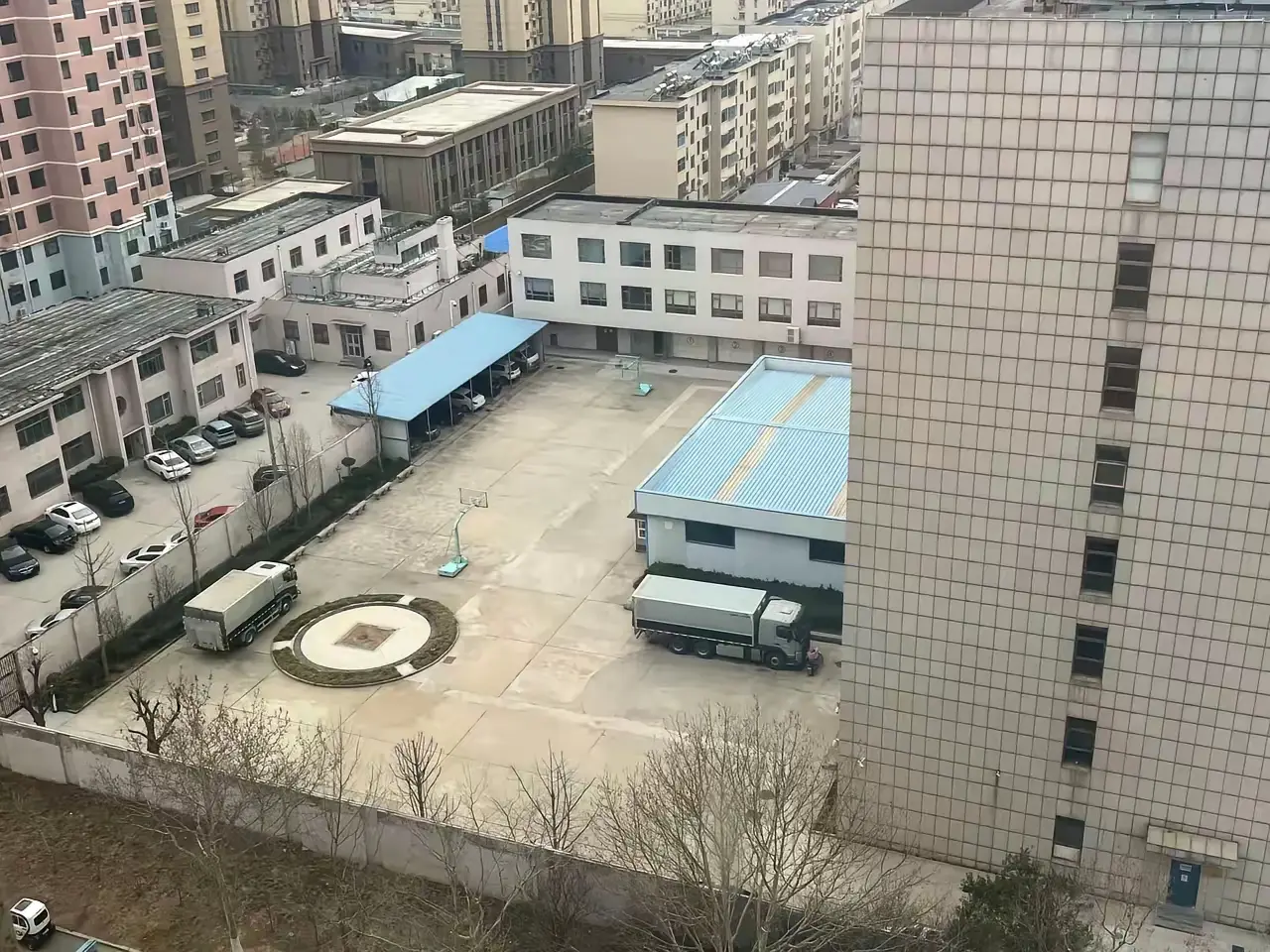 银行后院，西北角一个大大的铜钱。设计风水的是高手。