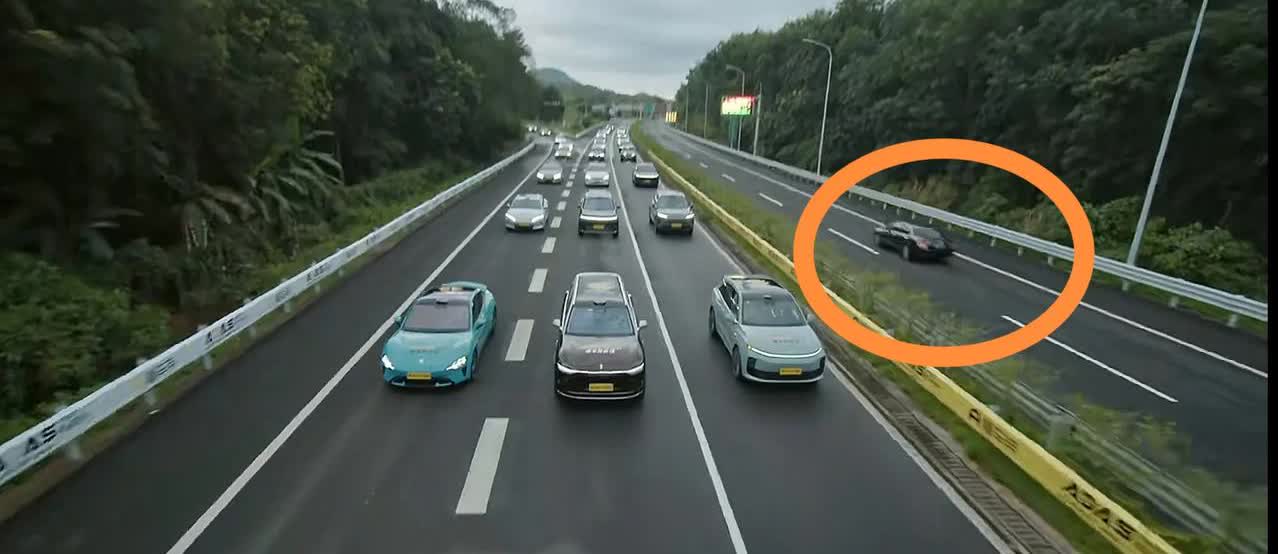 【谁给了董车弟霸占高速公路的权力？】董车弟这次测试，很多人忽略一个关键的点:董车