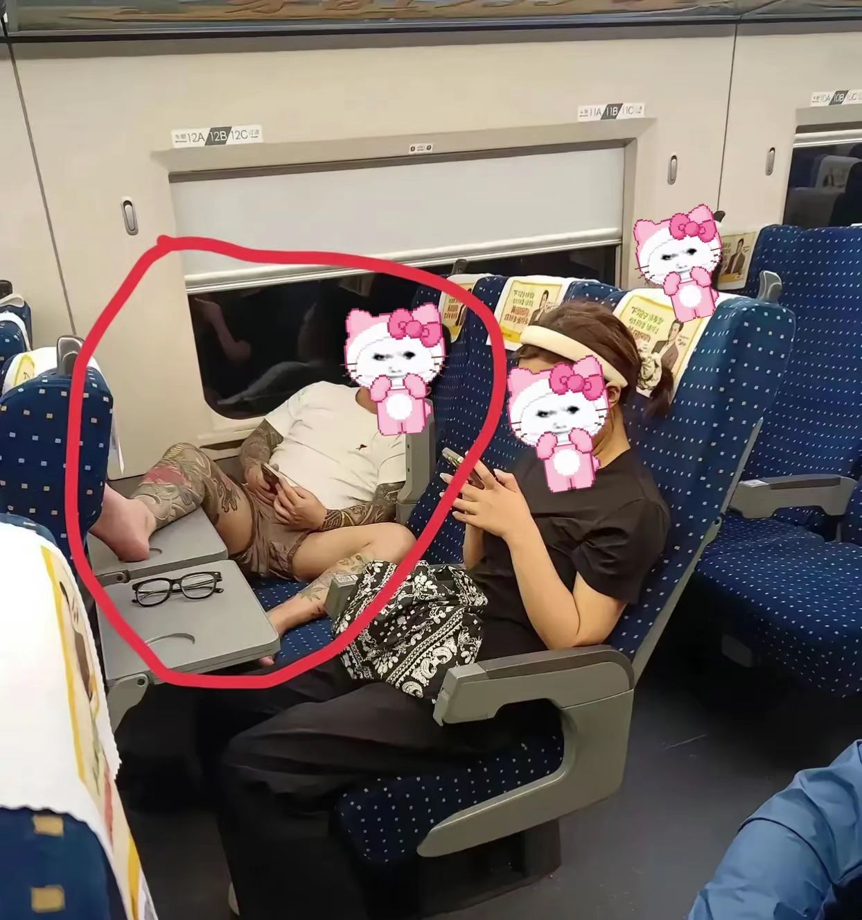 高铁上这个纹身男子实在太过分了！他穿个裤衩，把腿放在桌面上，脚都要伸到旁边姑娘脸