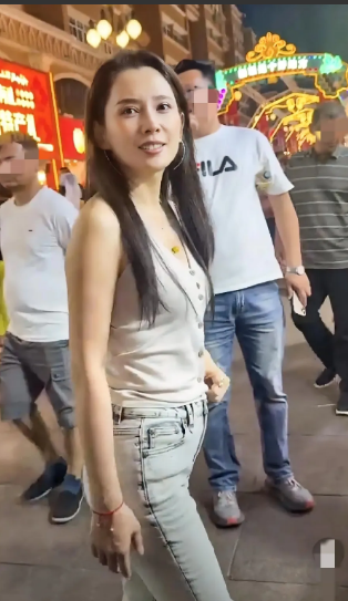 这才是真实的森林北，
一眼万年，
看到她感觉自己又恋爱了！
此刻深深的理解了汪峰