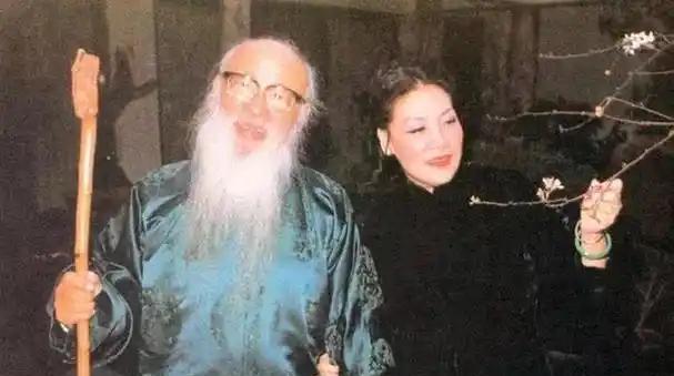 1943年，44岁张大千，看上女儿14岁的闺蜜徐雯波。徐雯波红着脸问：“伯父，我