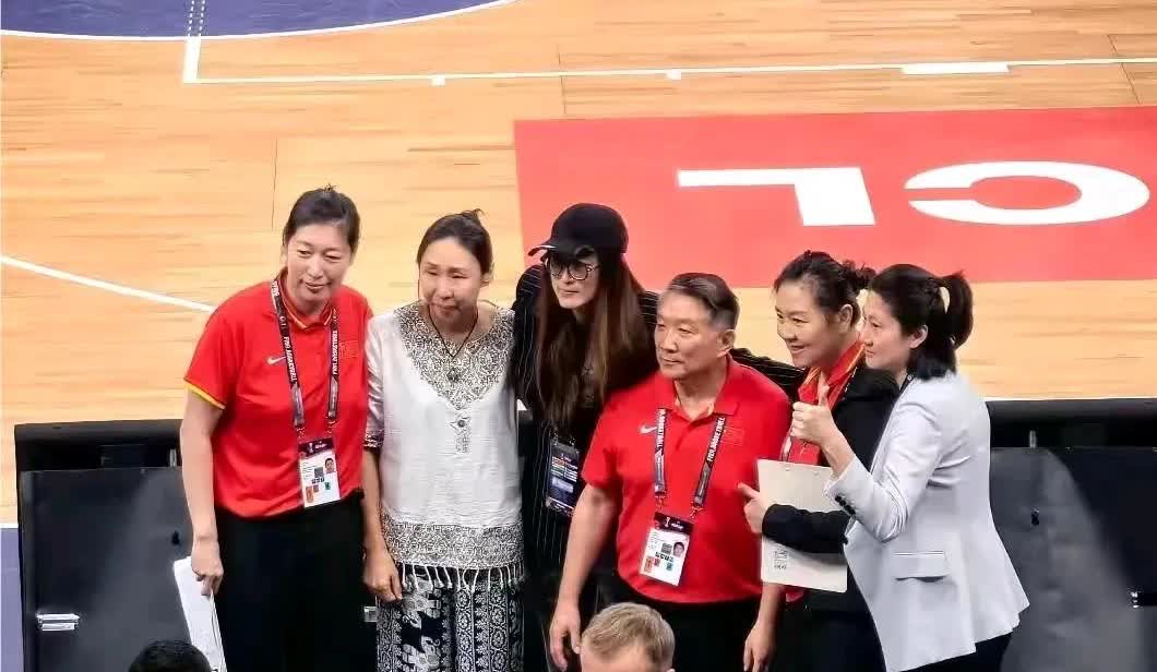 宫鲁鸣指导虽败犹荣，众多昔日女弟子依然众星捧月般的支持。
隋菲菲虽然重情义没错