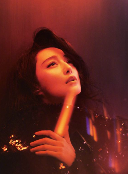 不定义光明或黑暗，在动态平衡中展现纯粹自我