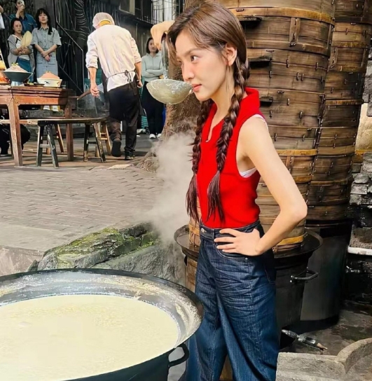 路人手机下的章若楠 ​​​
