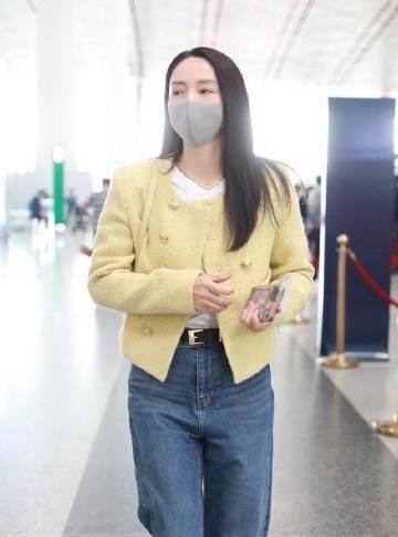 董璇离婚后大回春！ 
穿小香风外套配牛仔裤，时髦又减龄！