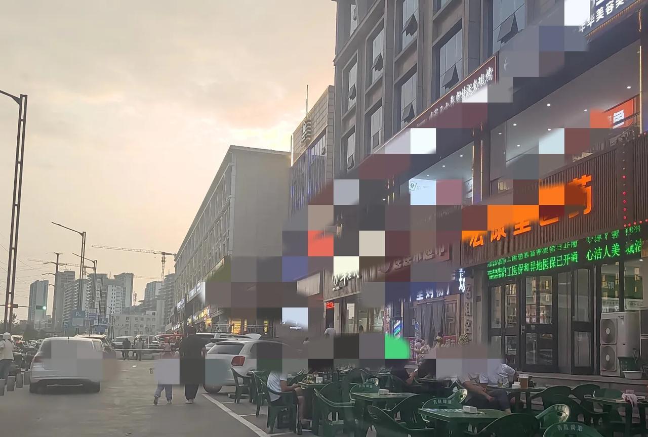 榆林公共停车位，变成餐饮摊，城市管理这么做能行吗？
近日，路过陕北榆林草海则附近