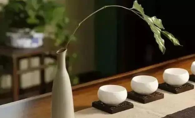 托尔斯泰说：“世界上只有两种人：一种是观望者，一种是行动者。大多数人都想改变这个