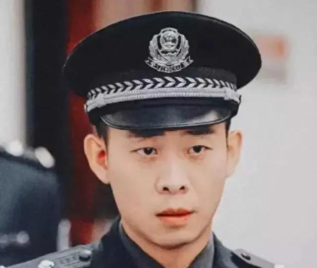 标题张译《以法之名》：检察官洪亮的“灰度人生”与表演突围
暑期档的政法题材剧中，