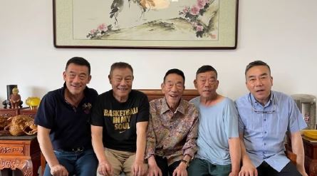 94岁杨少华，零上30度天气在外面剪彩，双腿无法动弹，任人摆布！
94岁相声大师