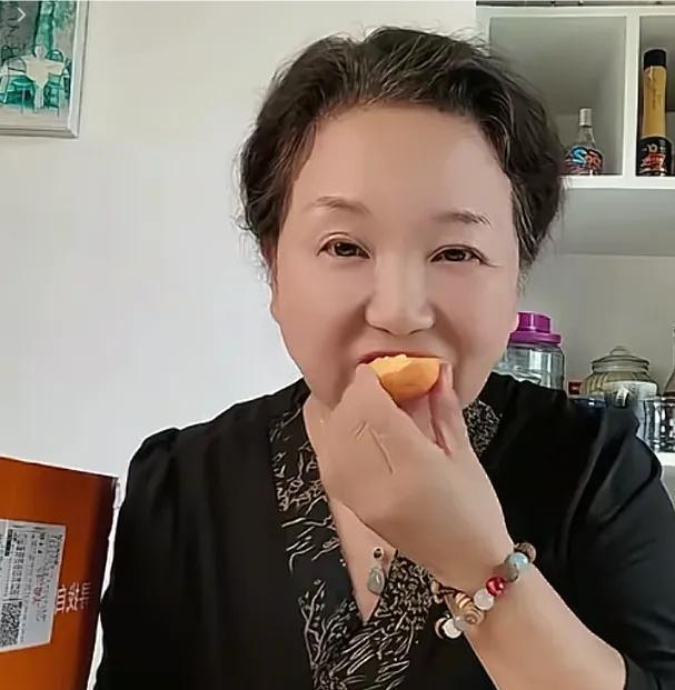 杜大娘今天发小作文，卖油蟠桃！
奇怪的是，
大娘卖的油蟠桃，与堂嫂的不是一家的货