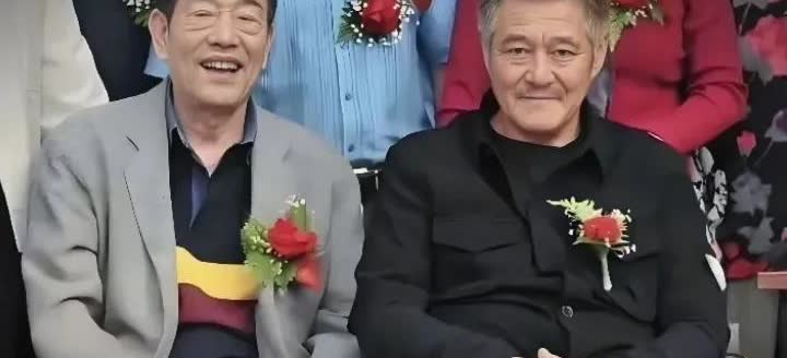 杨少华与赵本山在一活动上的一张留影，虽然两人年龄相差二十多岁但也是好朋友。