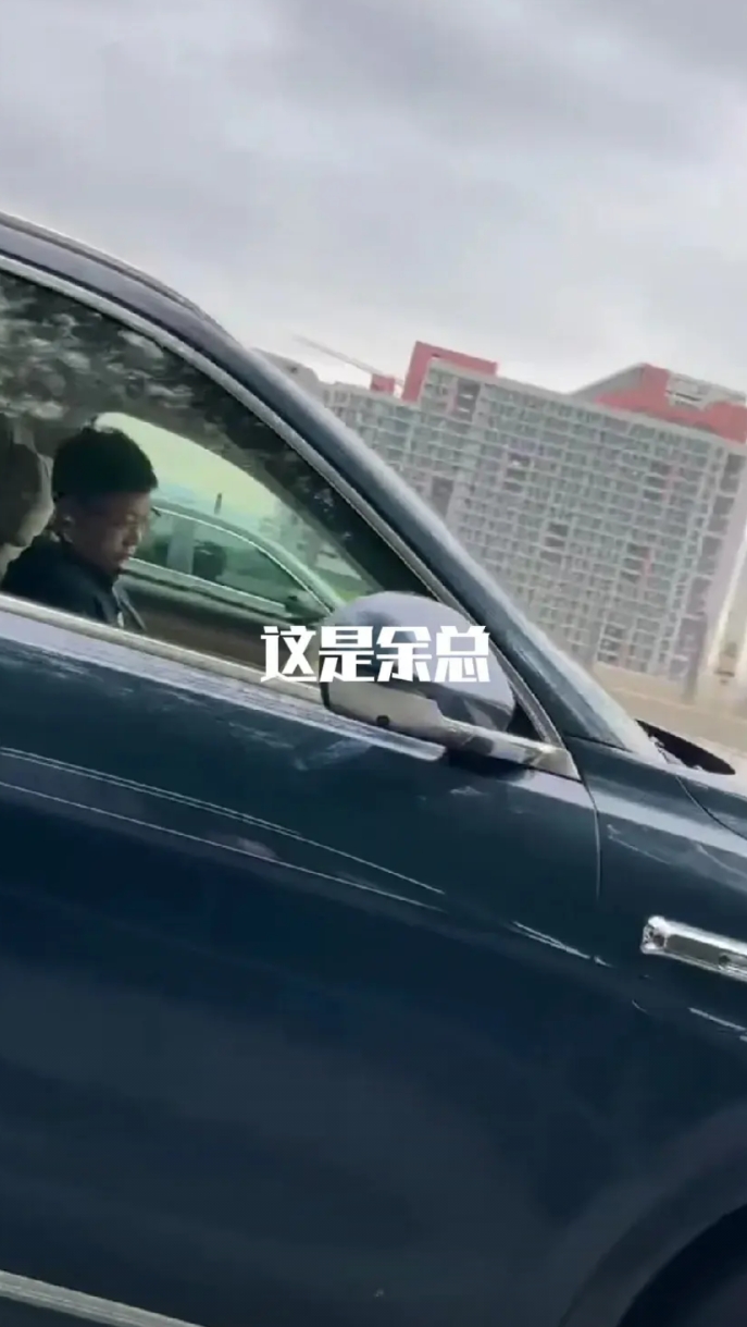 网友在高速上偶遇开着问界M8的余承东，他发现，M8在智驾状态，而余承东在歪着头睡