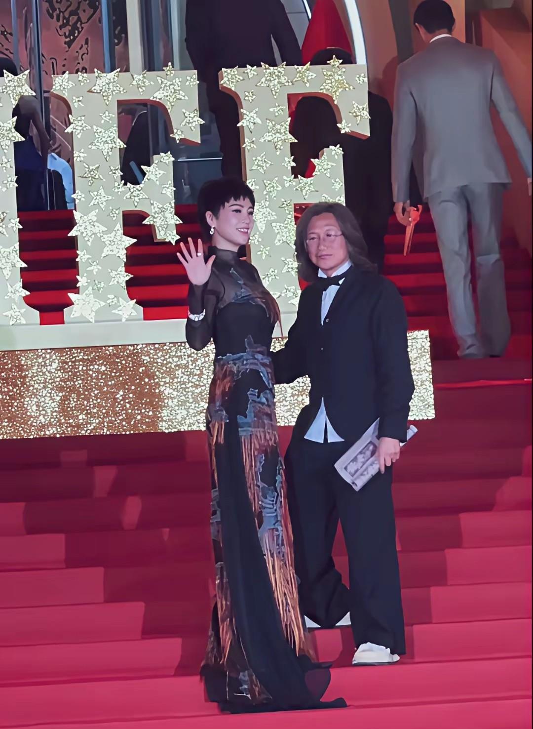 46岁的章子怡以新形象在戛纳电影节红毯上。
只见她以一头利索的短发亮相，气质更加