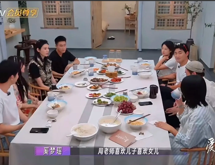 奚梦瑶问周一围，喜欢儿子还是女儿？周一围说女儿。一旁的朱丹教育他，儿子会看到。何