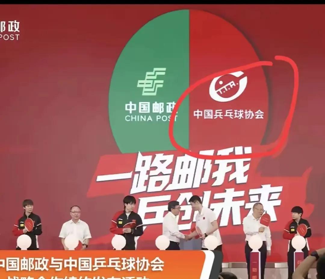 中国邮政大乌龙！这下尴尬了！
这是谁家做的背景海报，负责的人得挨批评了！
这种大
