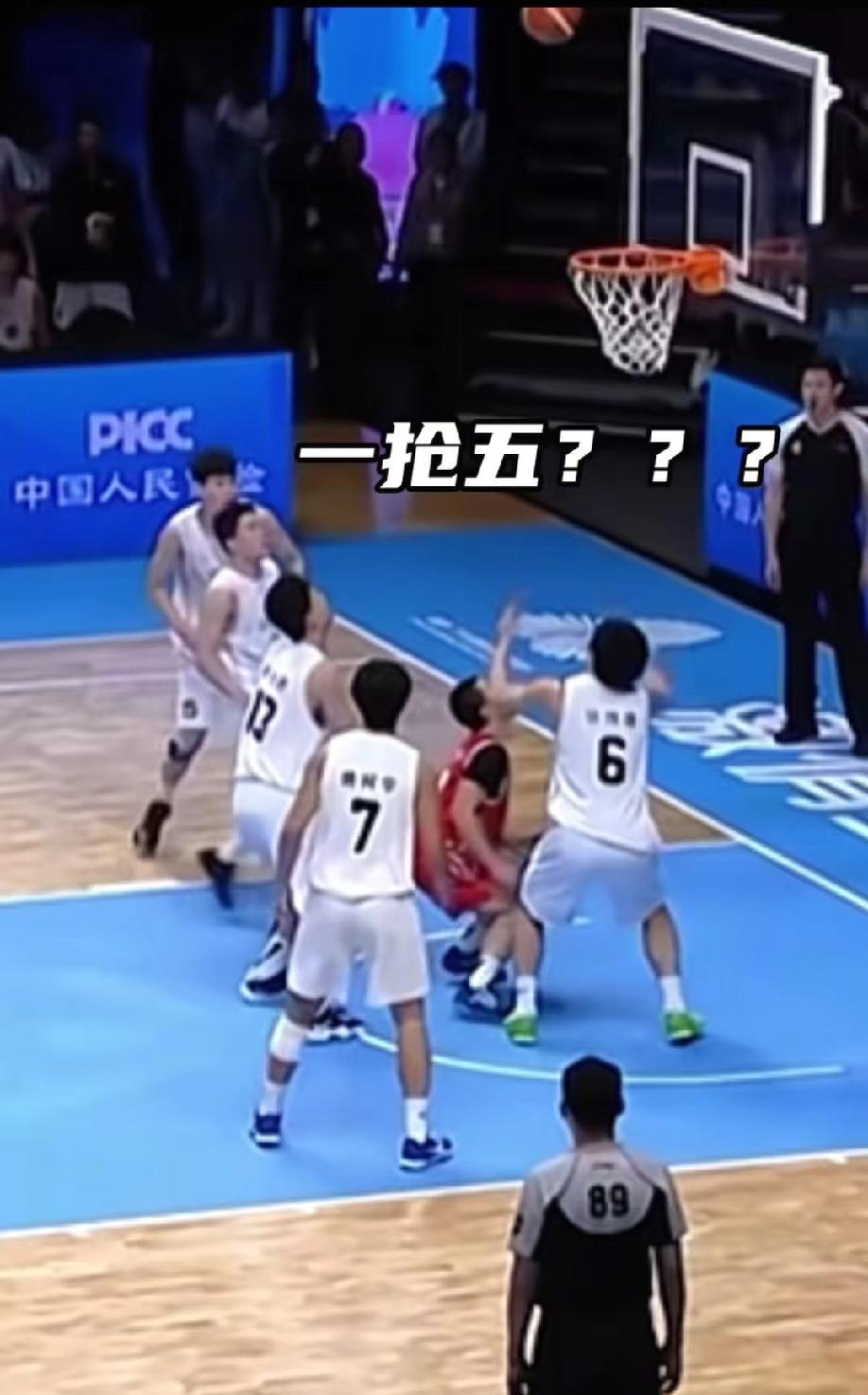 冠军是拼抢得到的，而不是靠等。看看身高1米78广东男篮何文炜在山东队多人防守之下