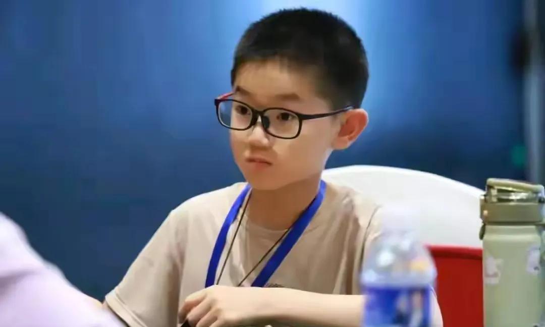 这小孩是当今中国最年少职业初段。我是野狐4d，估计这娃娃让我几个子？#围棋怎样才