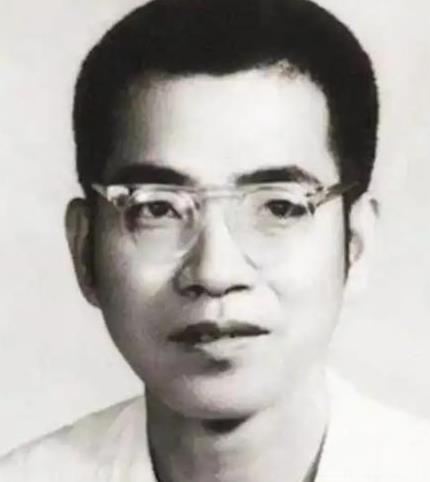 1953年，陈景润毕业后分到北京四中教书，学校却因口齿不清辞退他。之后他摆摊租书