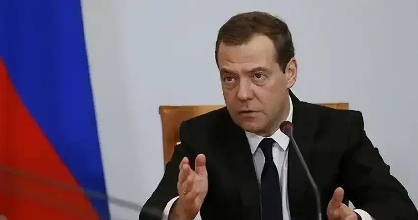 美俄“嘴炮大战”升级！特朗普怒怼梅德韦杰夫，核威慑阴云再现，全球屏住呼吸
近日，