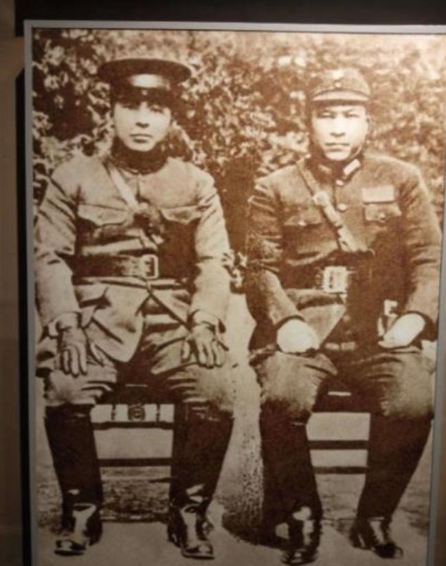 其实少帅这个人还是很厉害的，西安事变时，他把蒋介石的侍卫基本全部杀光了，就连蒋介