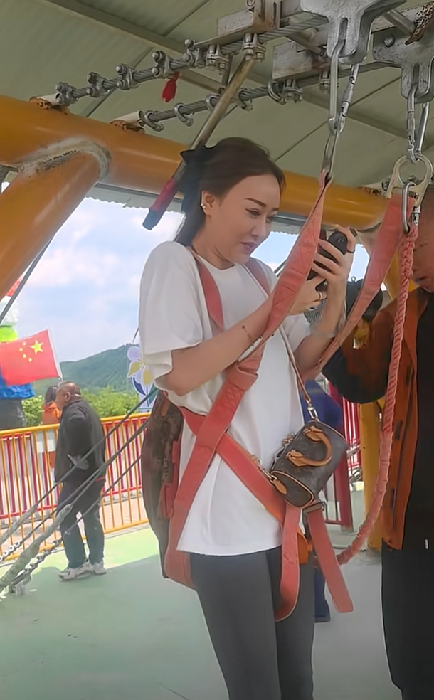 看的出来嫂子第一次做这个很紧张
