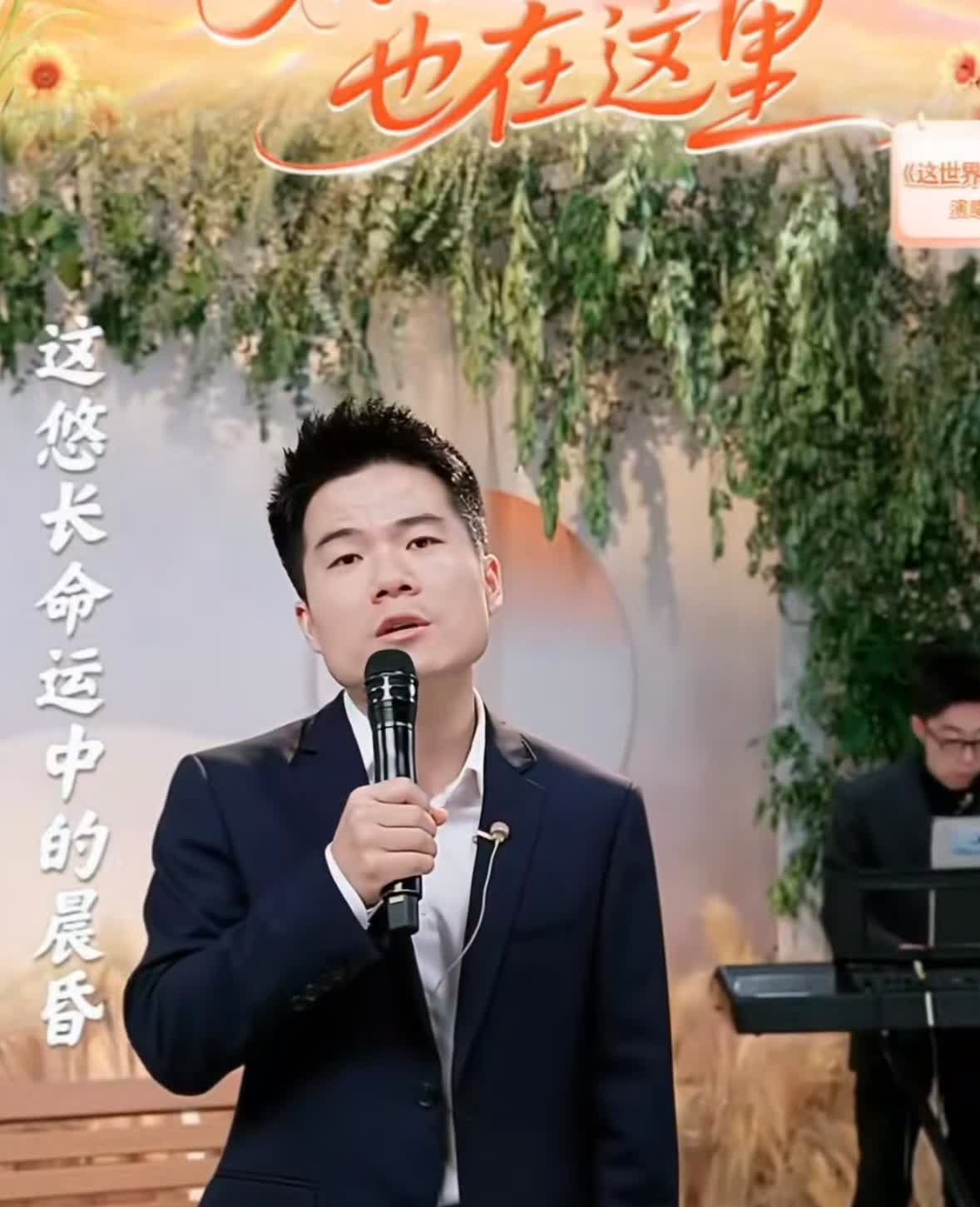 要说董宇辉和老俞关系依旧挺好，
估计是不大可能了，
昨天董宇辉出圈三周年，全