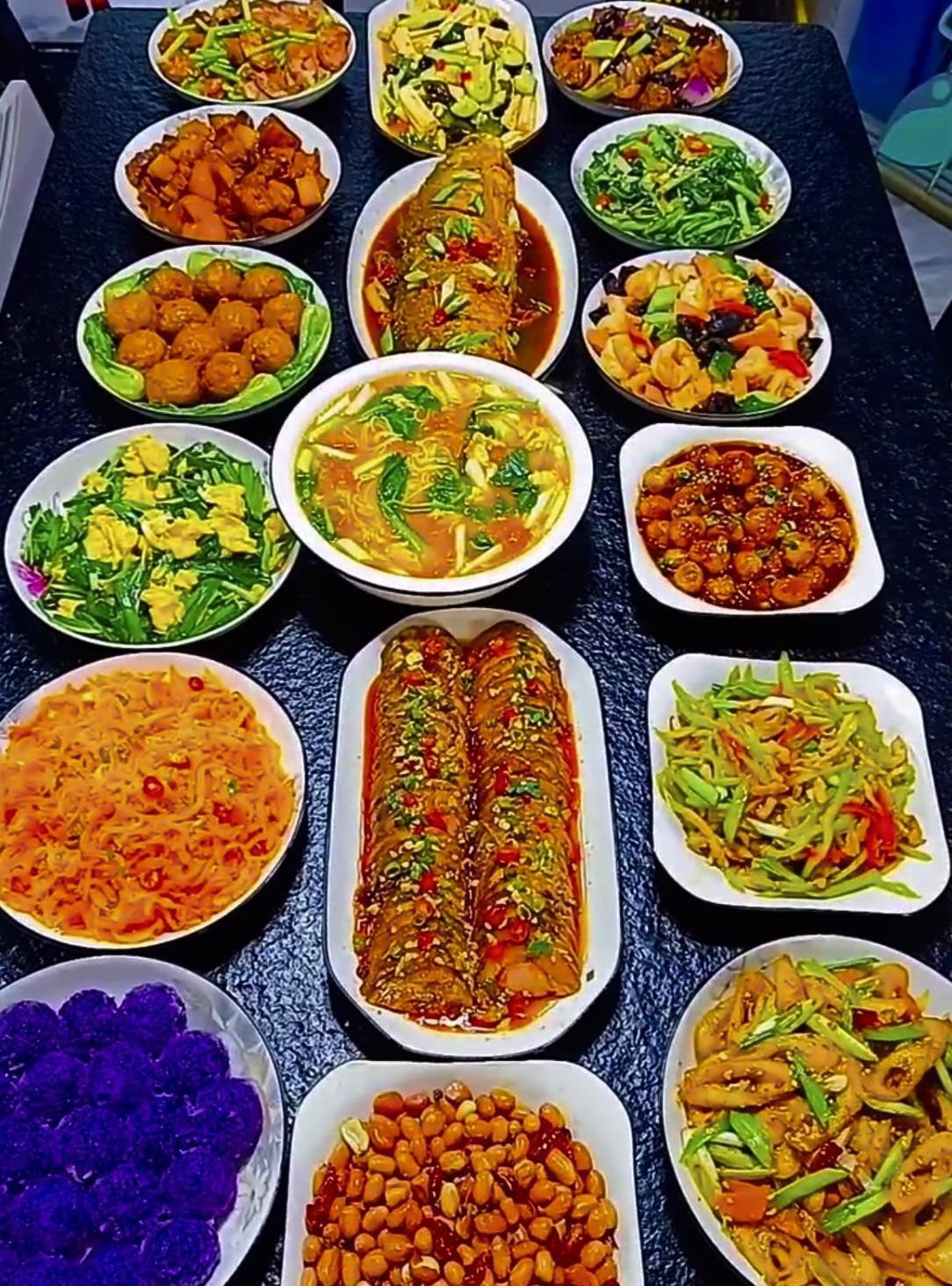 今天我婆婆生日
为了露一手，一大早跑去菜市场挑选了新鲜蔬菜，回家一头扎进厨房，亲