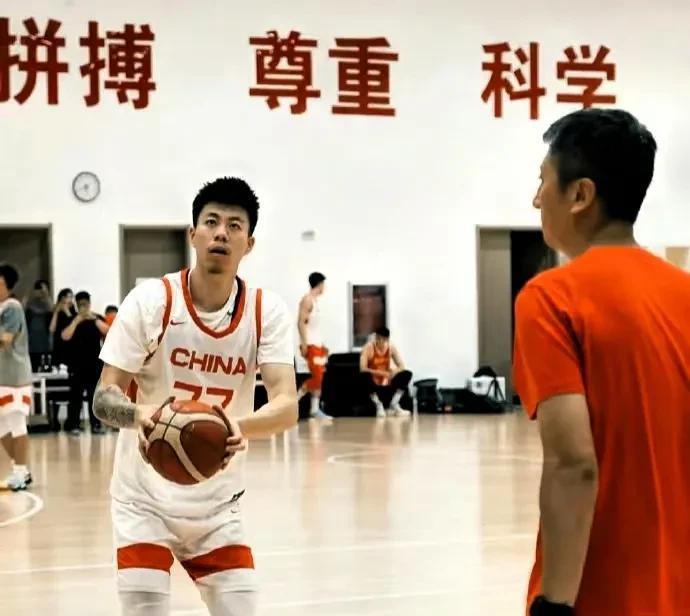 锋线告急！张镇麟旧伤复发，杜润旺做好增补重返国家队准备吧，男篮近十年首次没有辽宁