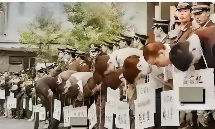 1983年的这张照片，记录的是唐山菜刀队被枪毙的场景。当时，镜头里50名被判死刑